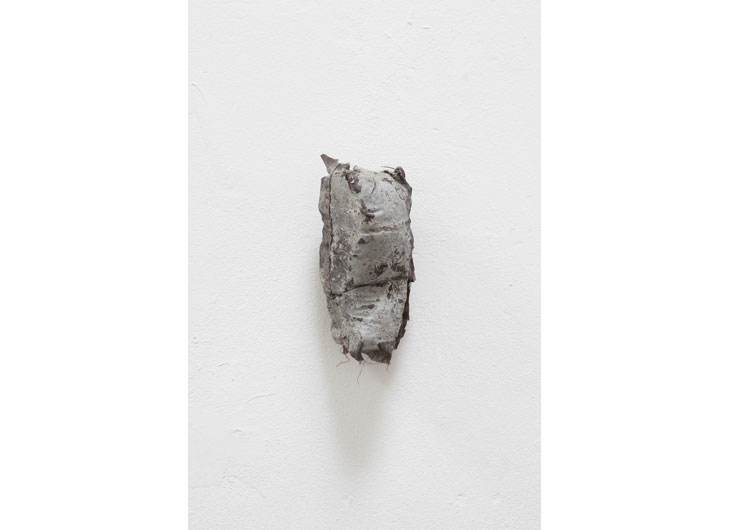 »Kopf«, Gewebe, Beton, 18 x 10 x 9 cm, 2013